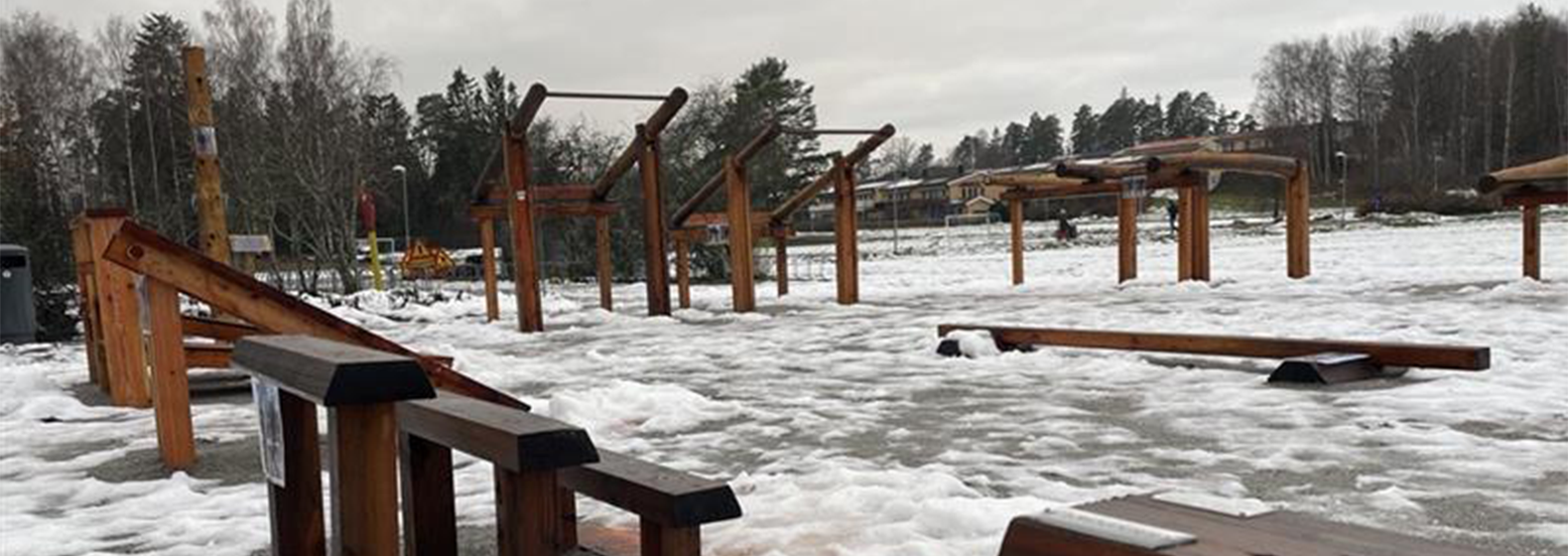 Ängsholmsparkens utegym i snö. 