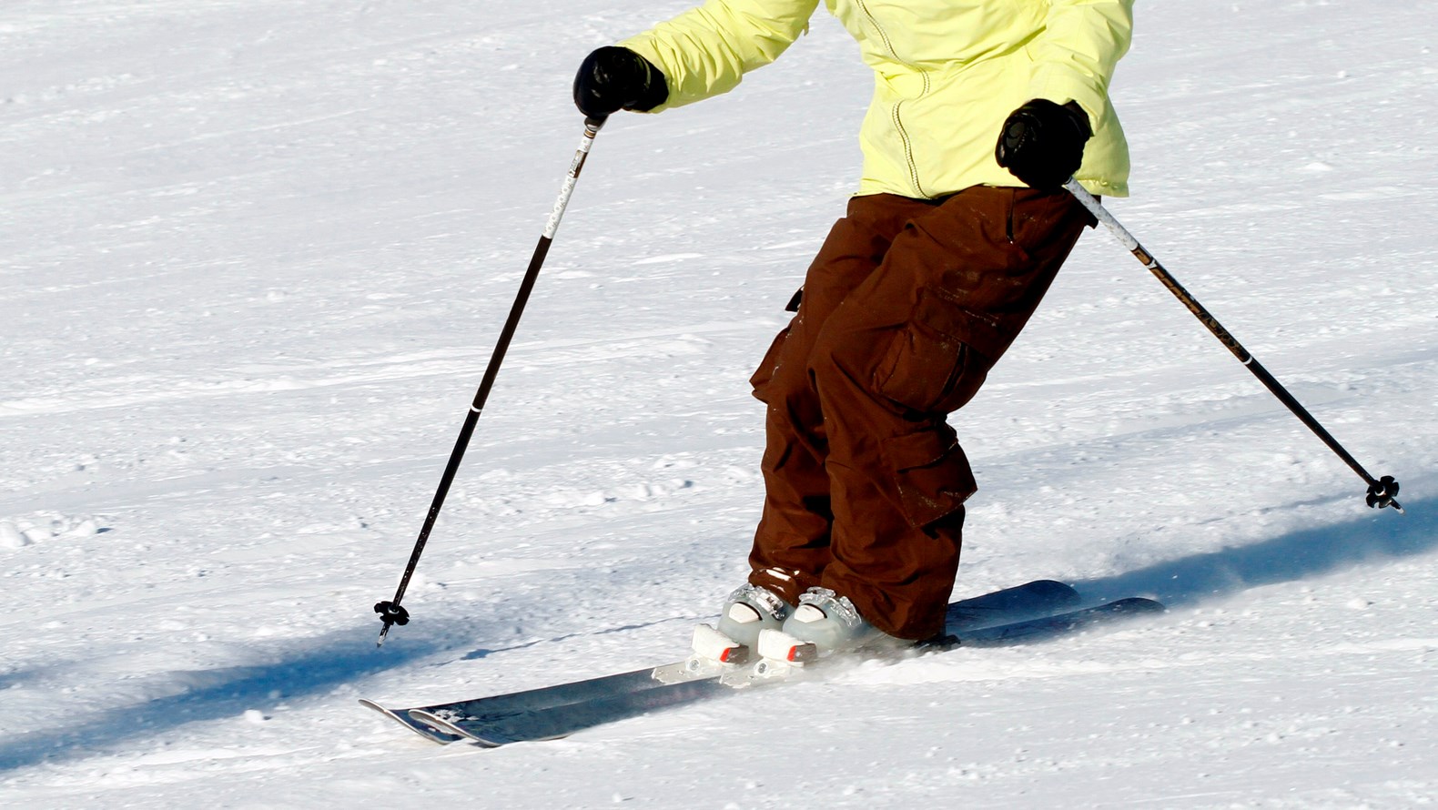 Person som åker skidor.