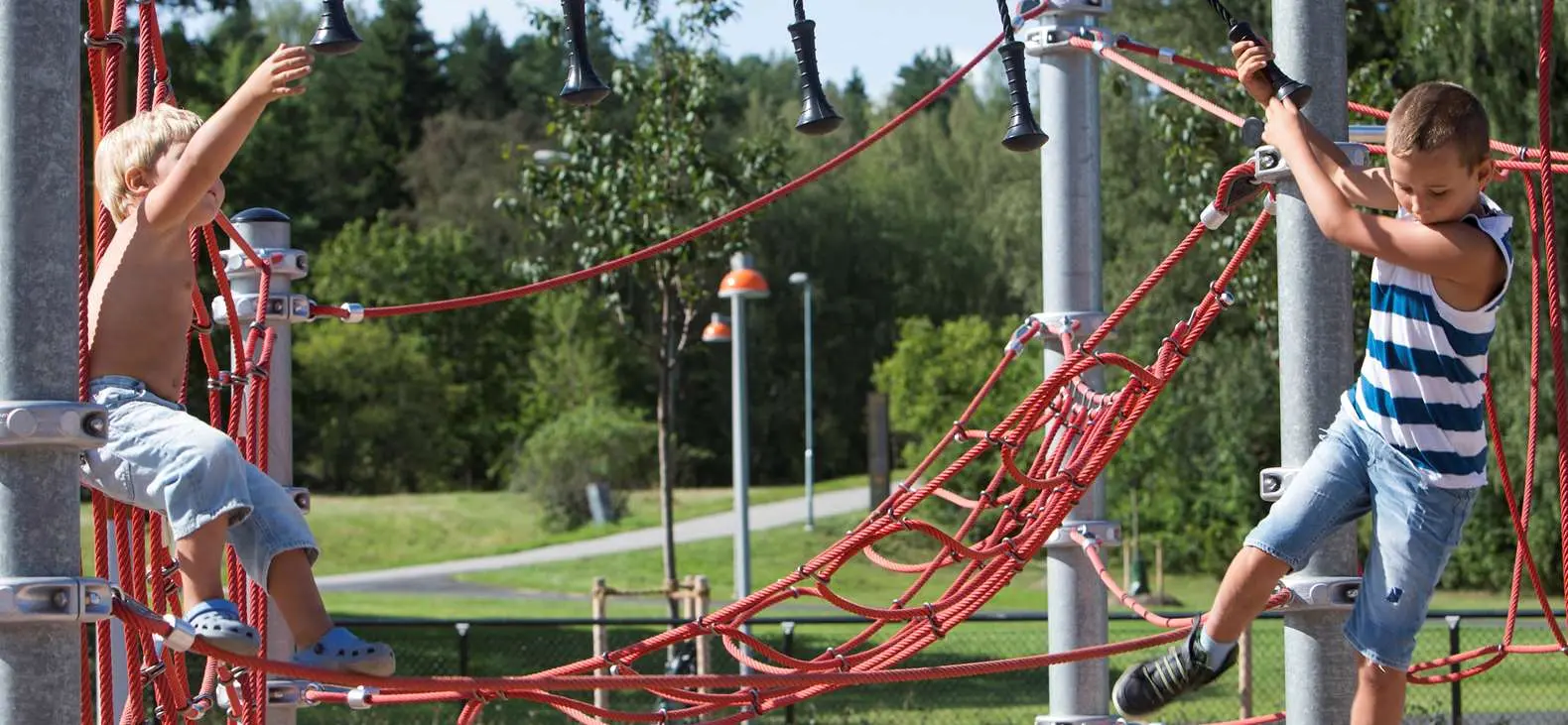 Barn leker i en lekpark.