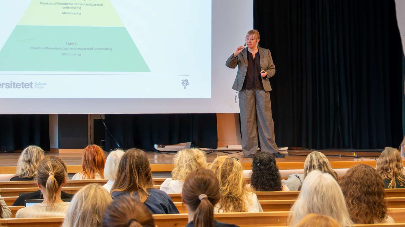 Kvinna föreläser inför publik