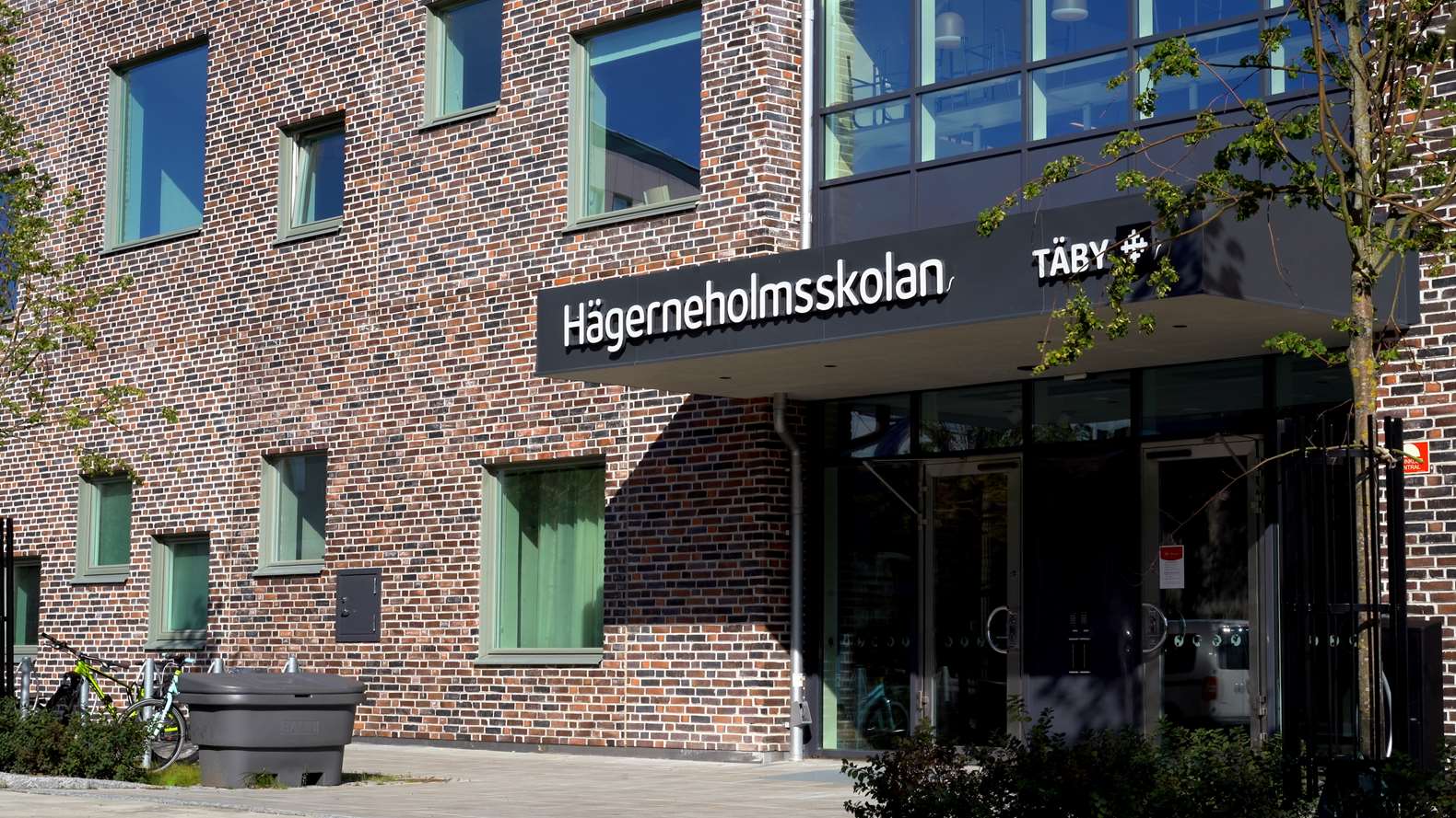 Bild på Hägerneholmsskolans fasad och entré. 