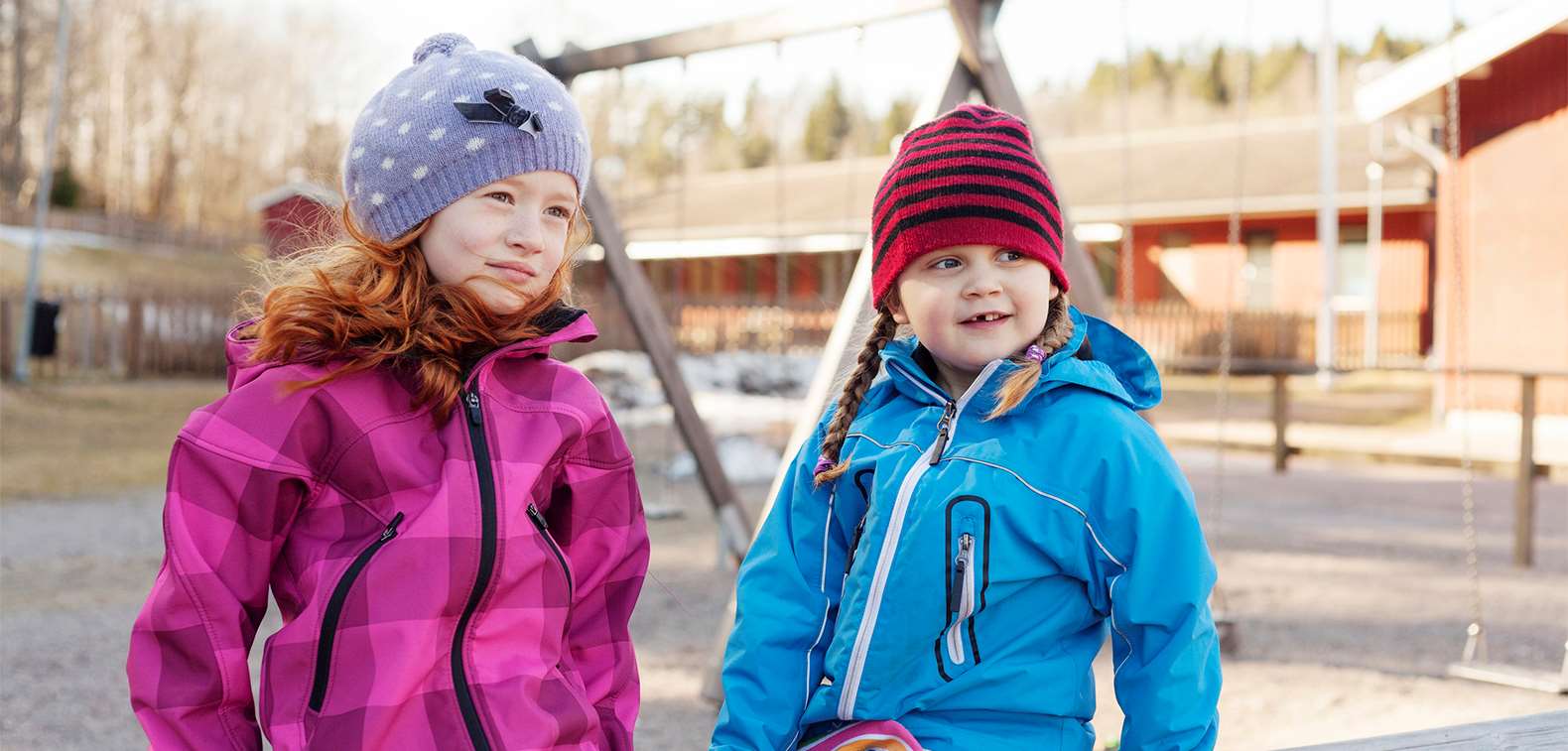 Två barn leker utomhus