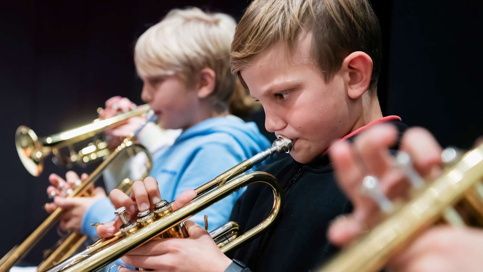 Barn som spelar trumpet