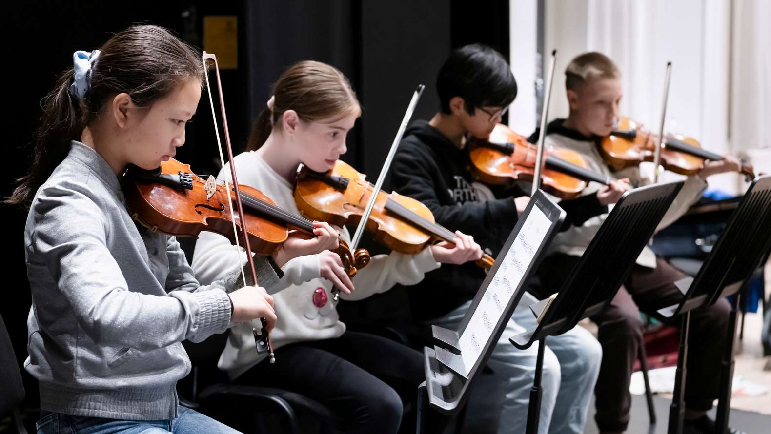 elever som spelar fiol i orkester